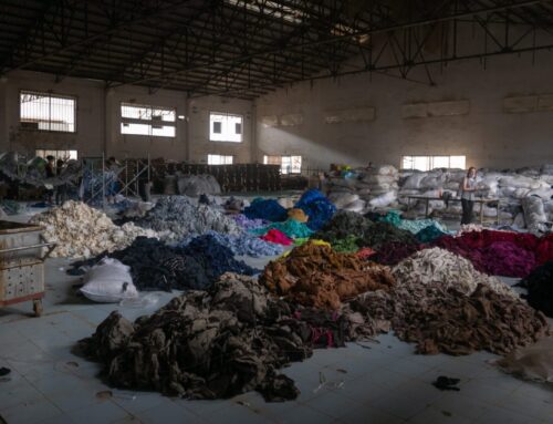 Abbigliamento progettato per diventare spazzatura: un viaggio tra sovrapproduzione, giacenze, riciclo e rifiuti