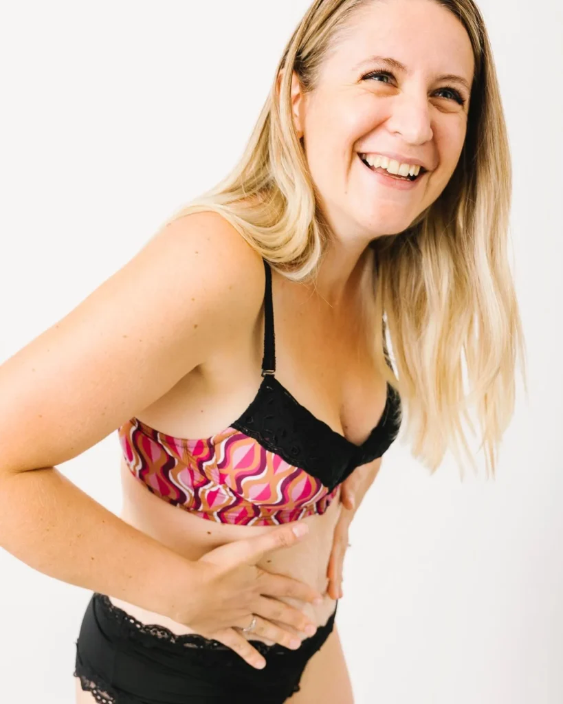 Donna che indossa lingerie durante uno shooting di Feeling Nova, progetto dedicato al benessere, alla consapevolezza del corpo e al supporto tra donne.